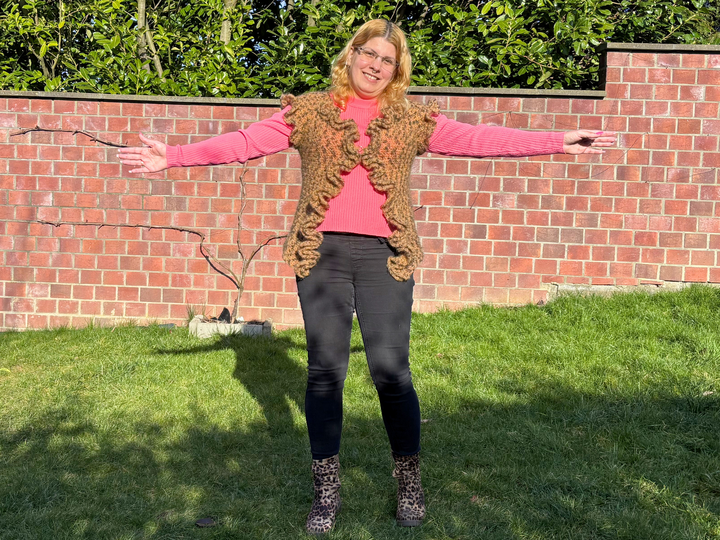 Crochet Pattern „Leoruffles“ modern crochet vest with ruffles