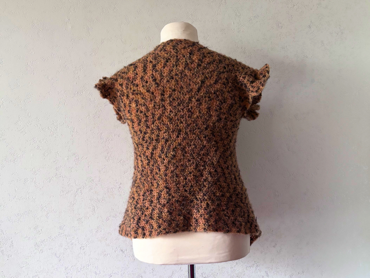 Crochet Pattern „Leoruffles“ modern crochet vest with ruffles