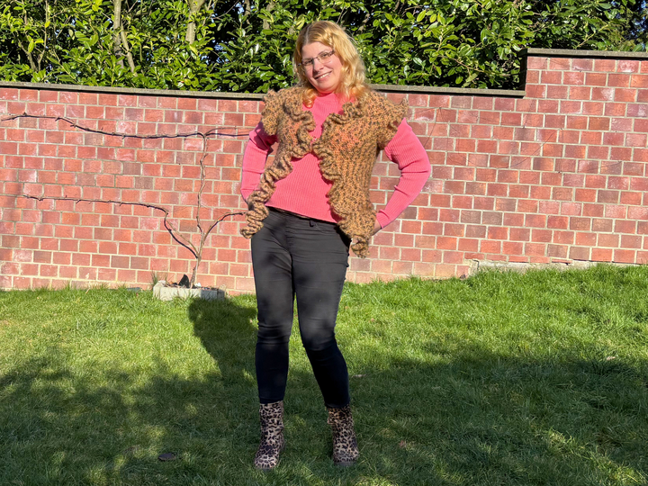 Crochet Pattern „Leoruffles“ modern crochet vest with ruffles