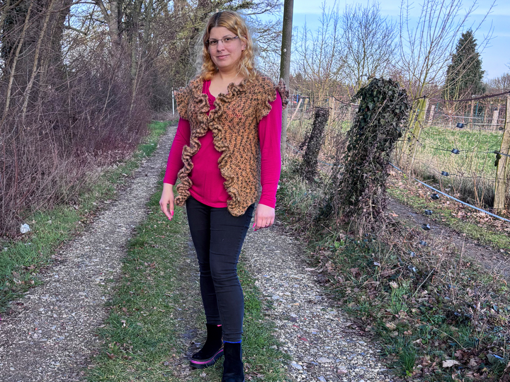 Crochet Pattern „Leoruffles“ modern crochet vest with ruffles