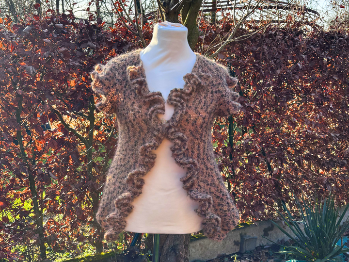 Crochet Pattern „Leoruffles“ modern crochet vest with ruffles