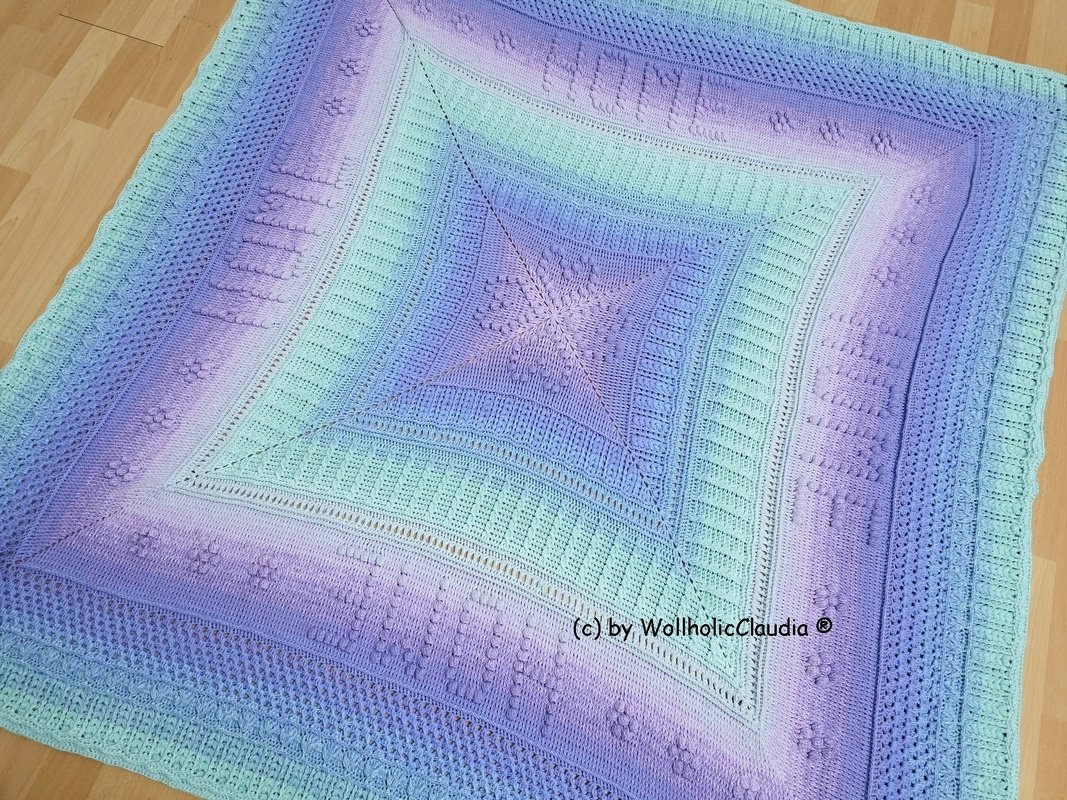 Quadratische Häkeldecke in Pastellfarben mit Stern, Noppen und 'HOME'-Schriftzug