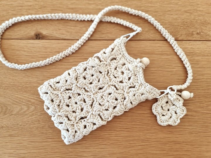 T32 Crochet pattern for a small crossbody bag. Raffia, cotton cord.