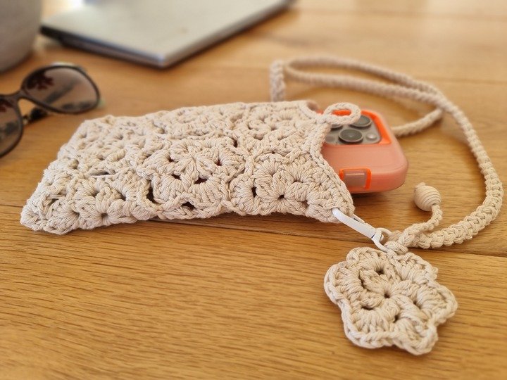 T32 Crochet pattern for a small crossbody bag. Raffia, cotton cord.