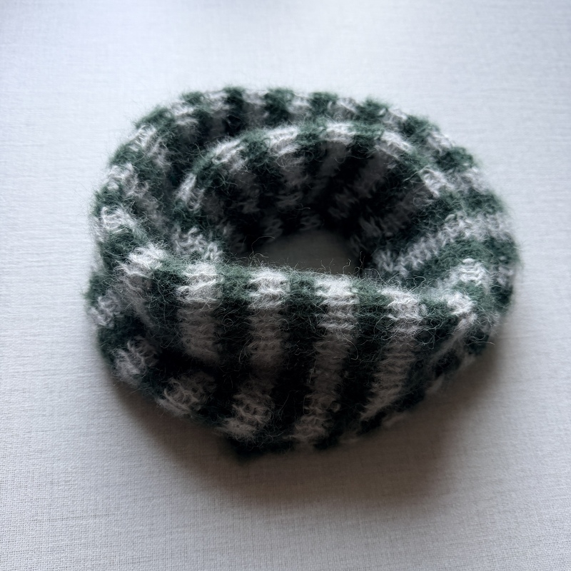 Strickanleitung kleiner Schal aus Restwolle | Rippenmuster mit zwei Spitze - Bild 9