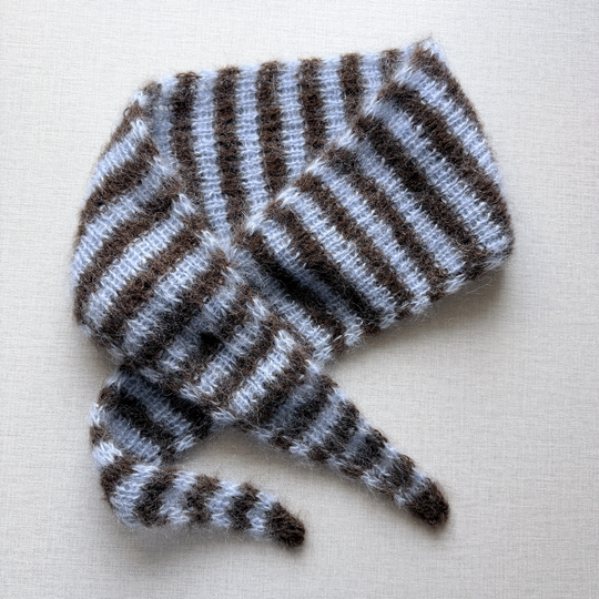 Strickanleitung kleiner Schal aus Restewolle | Rippenmuster mit zwei Spitze