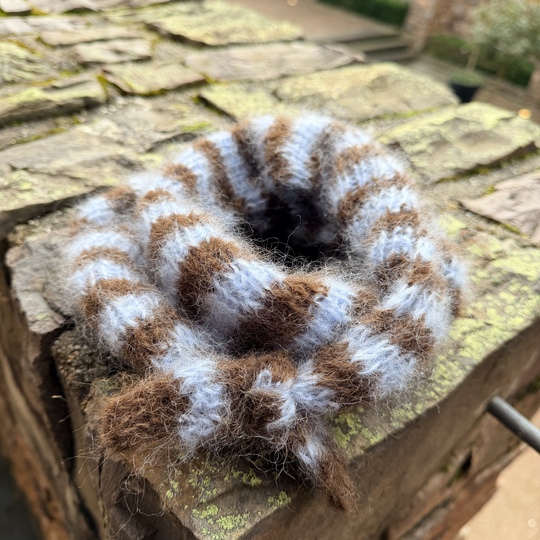 Strickanleitung kleiner Schal aus Restewolle | Rippenmuster mit zwei Spitze