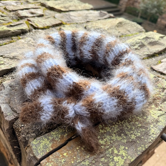 Strickanleitung kleiner Schal aus Restewolle | Rippenmuster mit zwei Spitze