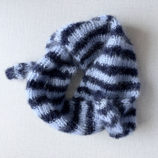 Strickanleitung kleiner Schal aus Restwolle | Rippenmuster mit zwei Spitze