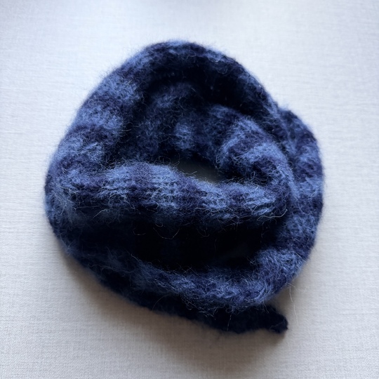 Strickanleitung kleiner Schal aus Restwolle | Rippenmuster mit zwei Spitze