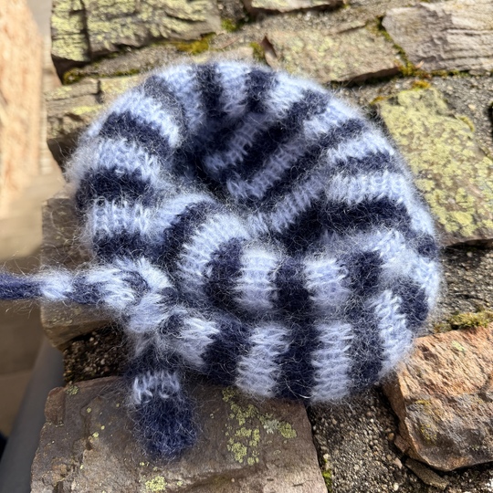 Strickanleitung kleiner Schal aus Restwolle | Rippenmuster mit zwei Spitze