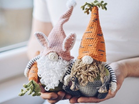 Zwei Osterwichtel mit Karotte – Häkelanleitung Set (Amigurumi PDF)