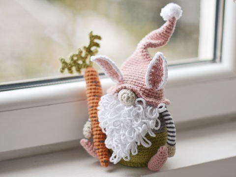 Osterwichtel Hase mit Karotte – Häkelanleitung (Amigurumi PDF)