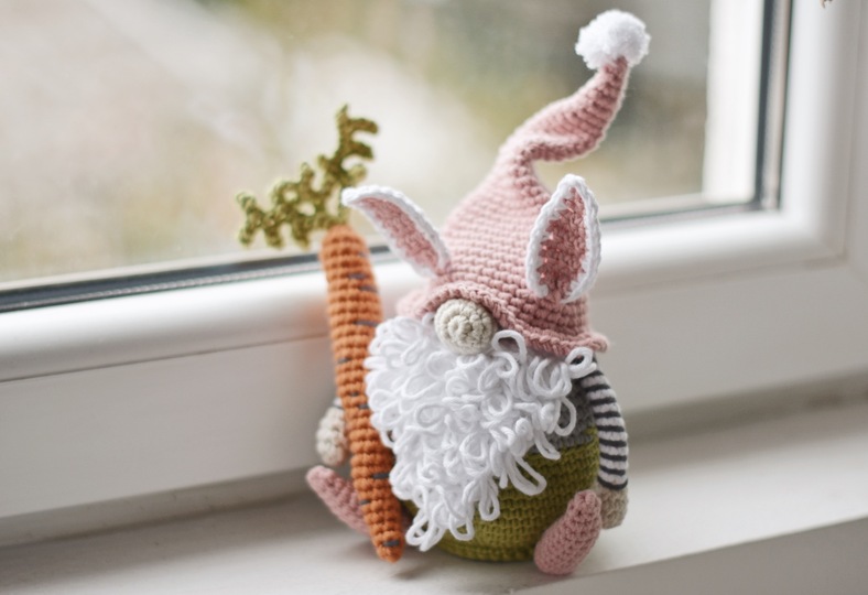 Osterwichtel Hase mit Karotte – Häkelanleitung (Amigurumi PDF)