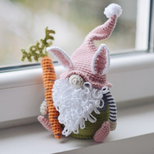 Osterwichtel Hase mit Karotte – Häkelanleitung (Amigurumi PDF)