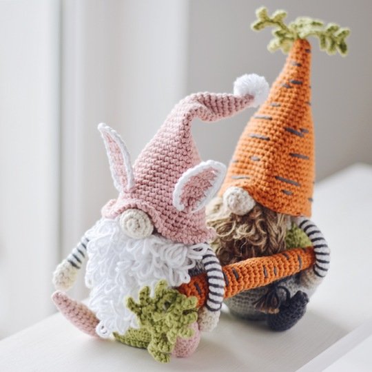 Osterwichtel Hase mit Karotte – Häkelanleitung (Amigurumi PDF)