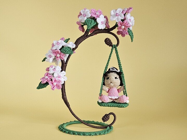 Sakura Kirschblüte Häkelanleitung – Blumenkind mit Schaukel & Kirschblüten
