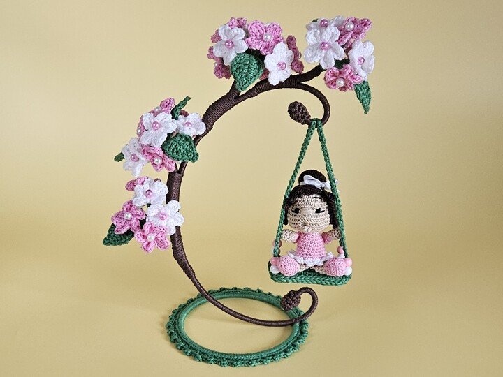 Sakura Kirschblüte Häkelanleitung – Blumenkind mit Schaukel & Kirschblüten