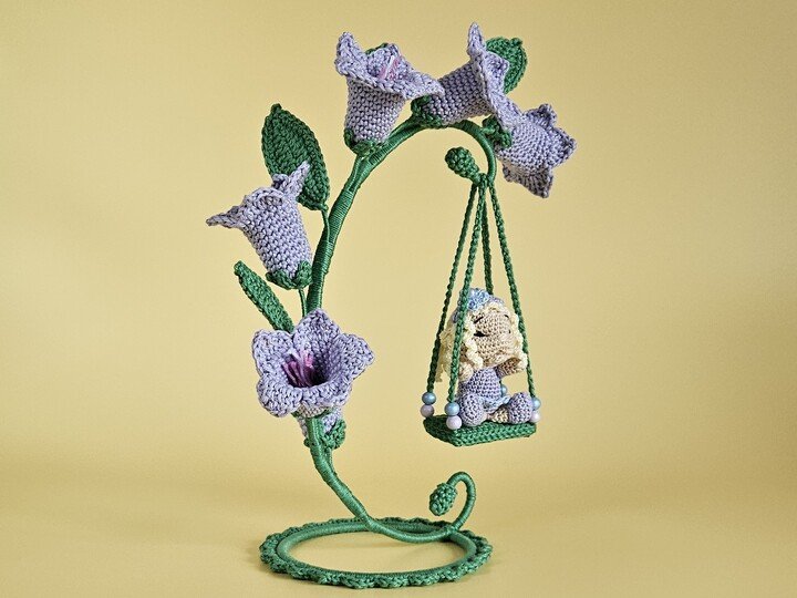 Blumenkind Glöckchen Glockenblume mit Schaukel – Häkelanleitung