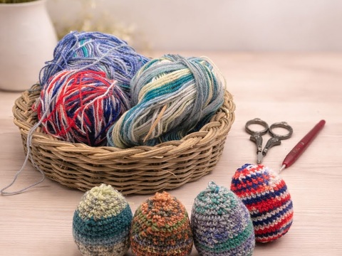 kostenlose Häkelanleitung: Ostereier aus Sockenwolle zur Resteverwertung