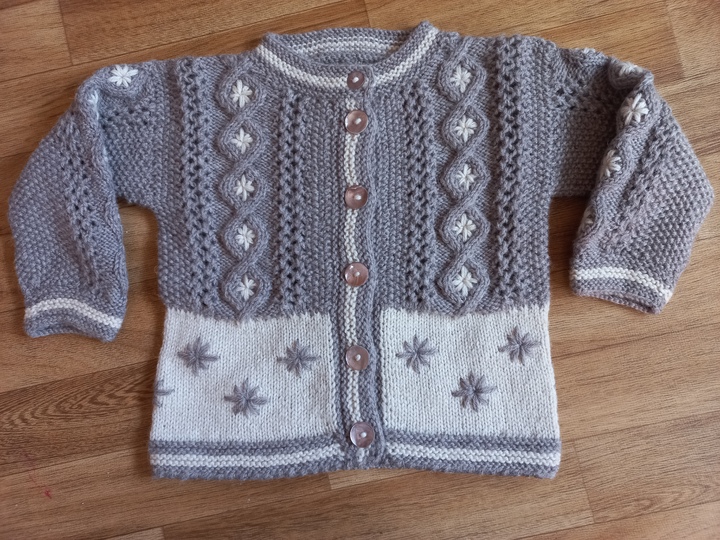 Strickanleitung Kindertrachtenjacke, Gr. 98-104,  Rautenmuster, Stickerei