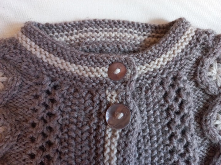 Strickanleitung Kindertrachtenjacke, Gr. 98-104,  Rautenmuster, Stickerei