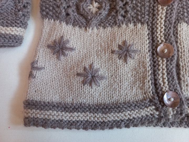 Strickanleitung Kindertrachtenjacke, Gr. 98-104,  Rautenmuster, Stickerei