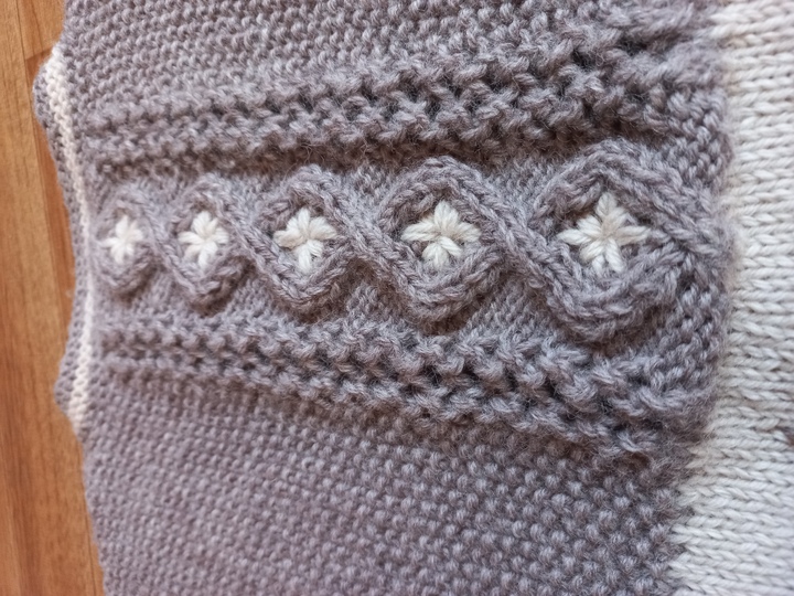 Strickanleitung Kindertrachtenjacke, Gr. 98-104,  Rautenmuster, Stickerei