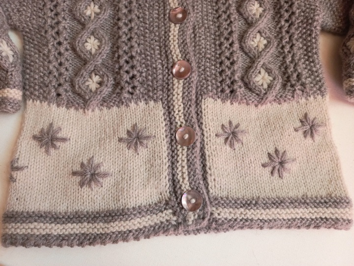 Strickanleitung Kindertrachtenjacke, Gr. 98-104,  Rautenmuster, Stickerei