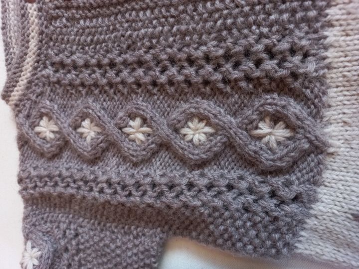 Strickanleitung Kindertrachtenjacke, Gr. 98-104,  Rautenmuster, Stickerei