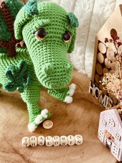 Liebevolle Häkelanleitung für Walddrache Thaldrin (Amigurumi; PDF; deutsch)