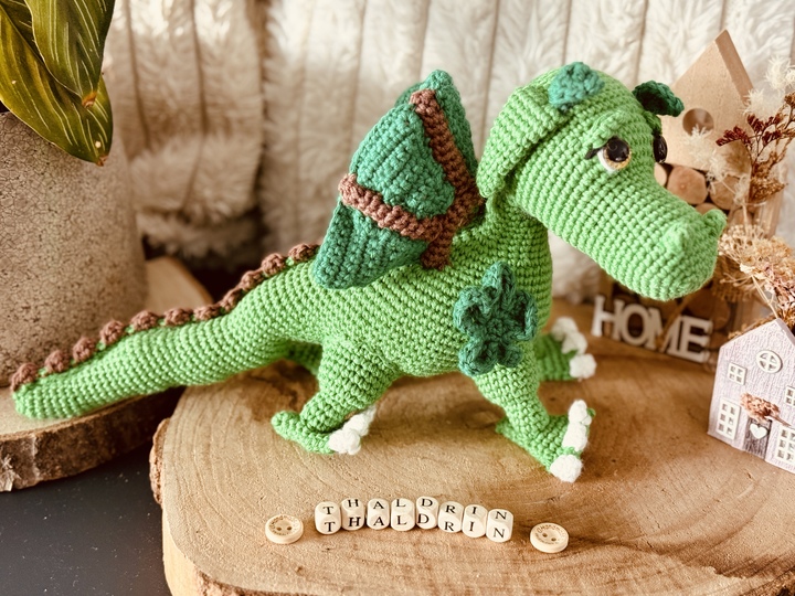 Liebevolle Häkelanleitung für Walddrache Thaldrin (Amigurumi; PDF; deutsch)