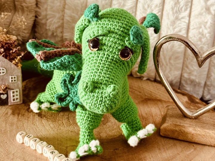 Liebevolle Häkelanleitung für Walddrache Thaldrin (Amigurumi; PDF; deutsch)