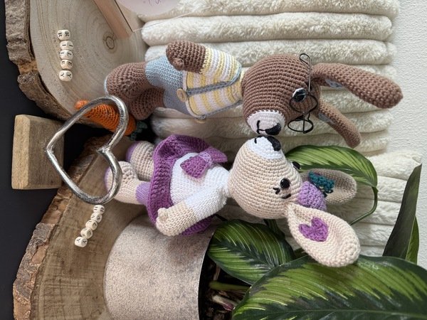 Festlich arrangiertes Amigurumi-Hasenpaar mit Metallherz