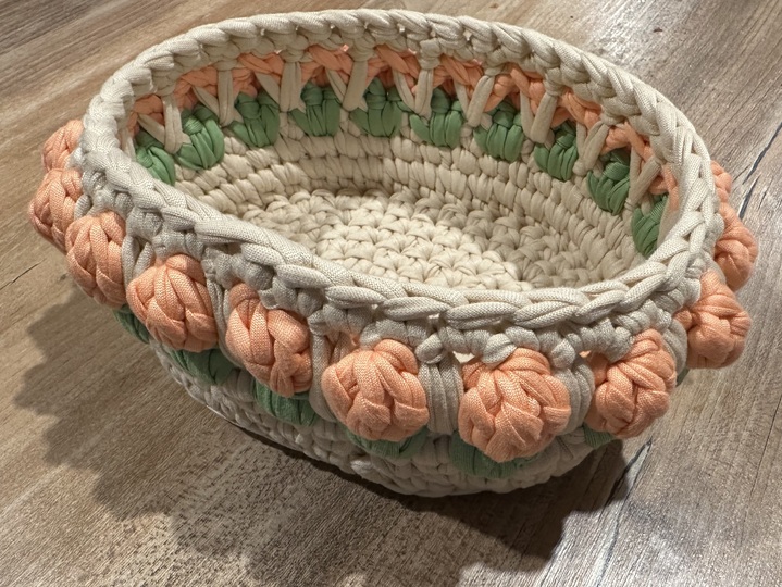 Frühlingskörbchen häkeln - ovales Körbchen mit Blüten (2 Varianten)