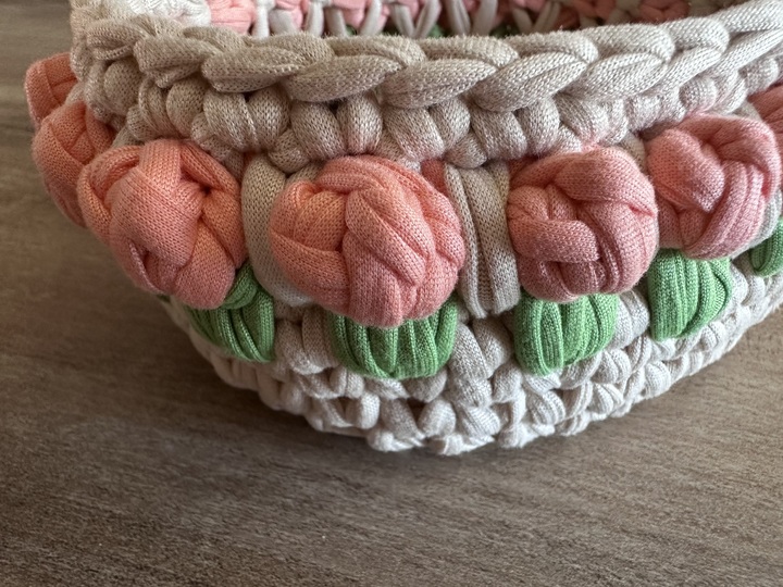 Körbchen häkeln – ovaler Häkelkorb Frühling mit Blüten (2 Varianten)