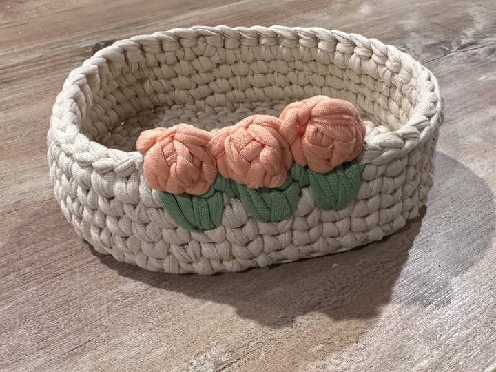 Körbchen häkeln – ovaler Häkelkorb Frühling mit Blüten (2 Varianten)