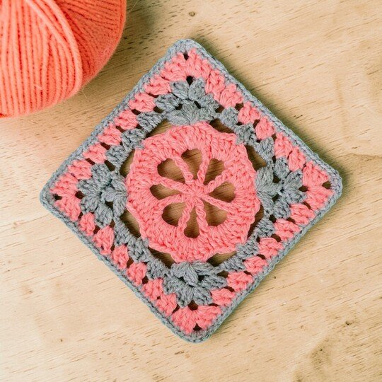 Crochet Floral Granny Square Pattern – Lacy Flower Decor