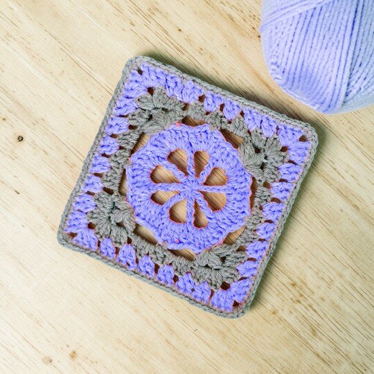 Crochet Floral Granny Square Pattern – Lacy Flower Decor