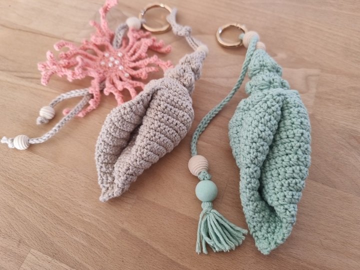 B2 Bag charm, keychain, seashell, coral.