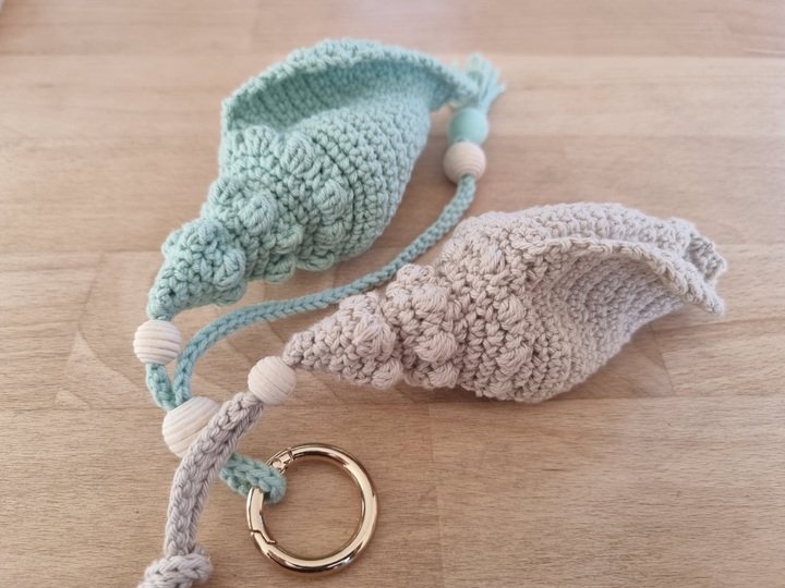 B2 Bag charm, keychain, seashell, coral.