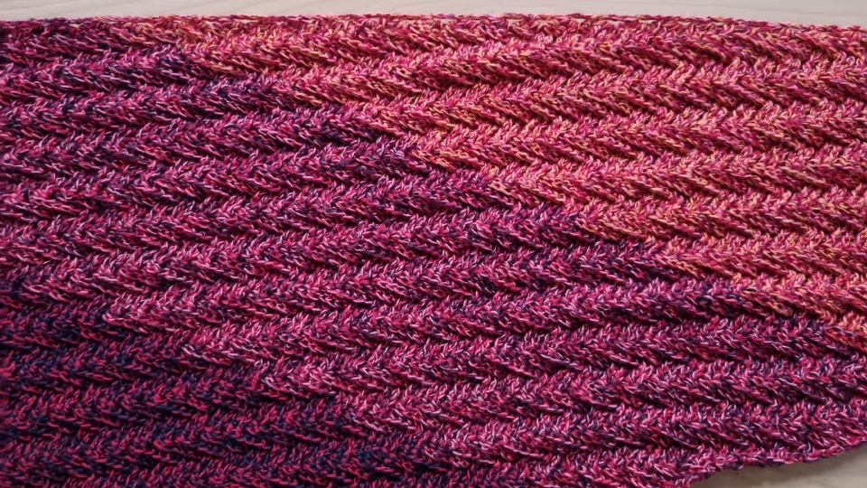 Häkelanleitung asynchrones Dreieckstuch "Saskiora"