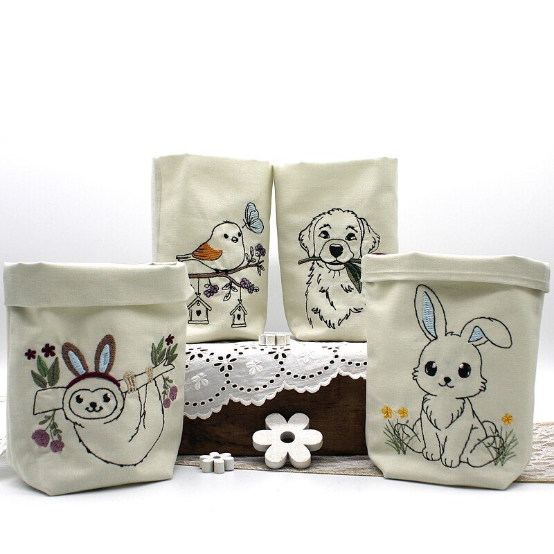 Vier ITH‑Stoffhüllen mit gestickten Tiermotiven, geeignet als Hüllen für LED‑Tischlichter.