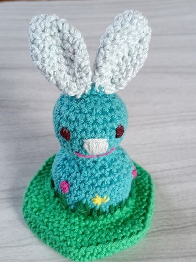 Osterhase auf Blumenwiese häkeln, Amigurumi Hase, tolle Tischdekoration
