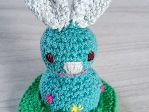 Osterhase auf Blumenwiese häkeln, Amigurumi Hase, tolle Tischdekoration