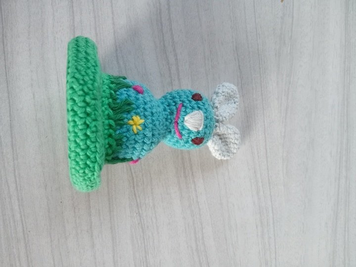 Osterhase auf Blumenwiese häkeln, Amigurumi Hase, tolle Tischdekoration