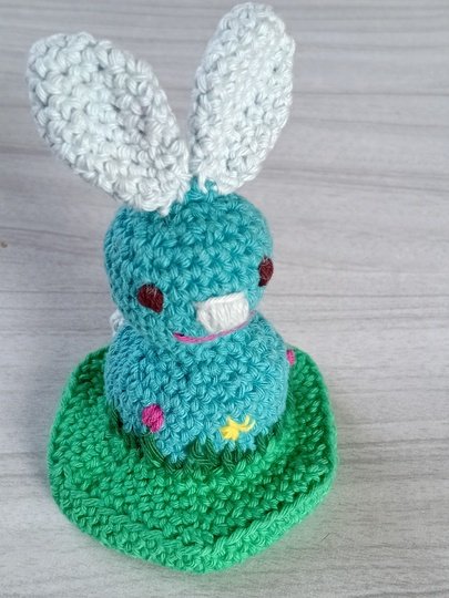 Osterhase auf Blumenwiese häkeln, Amigurumi Hase, tolle Tischdekoration