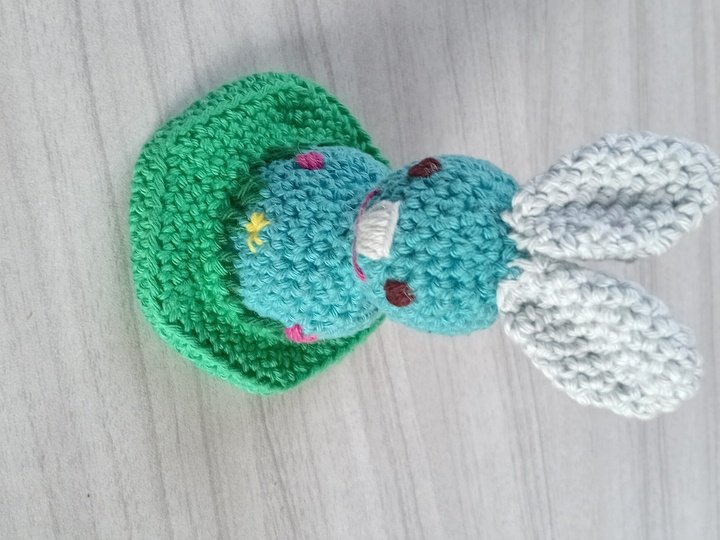 Osterhase auf Blumenwiese häkeln, Amigurumi Hase, tolle Tischdekoration