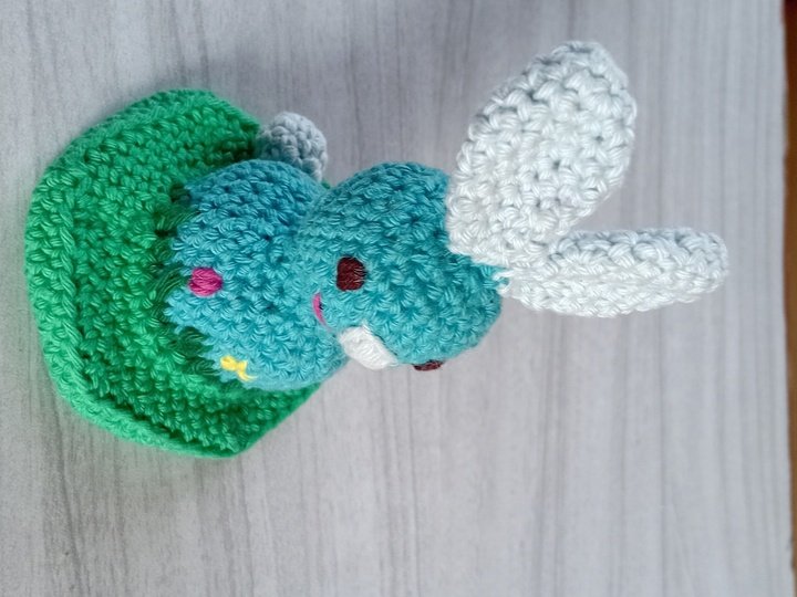Osterhase auf Blumenwiese häkeln, Amigurumi Hase, tolle Tischdekoration