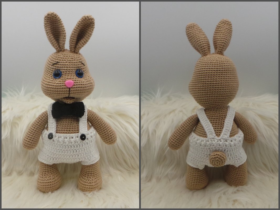 Gehäkelter Amigurumi-Hase, von vorne und hinten, mit weißer Latzhose und schwarzer Fliege